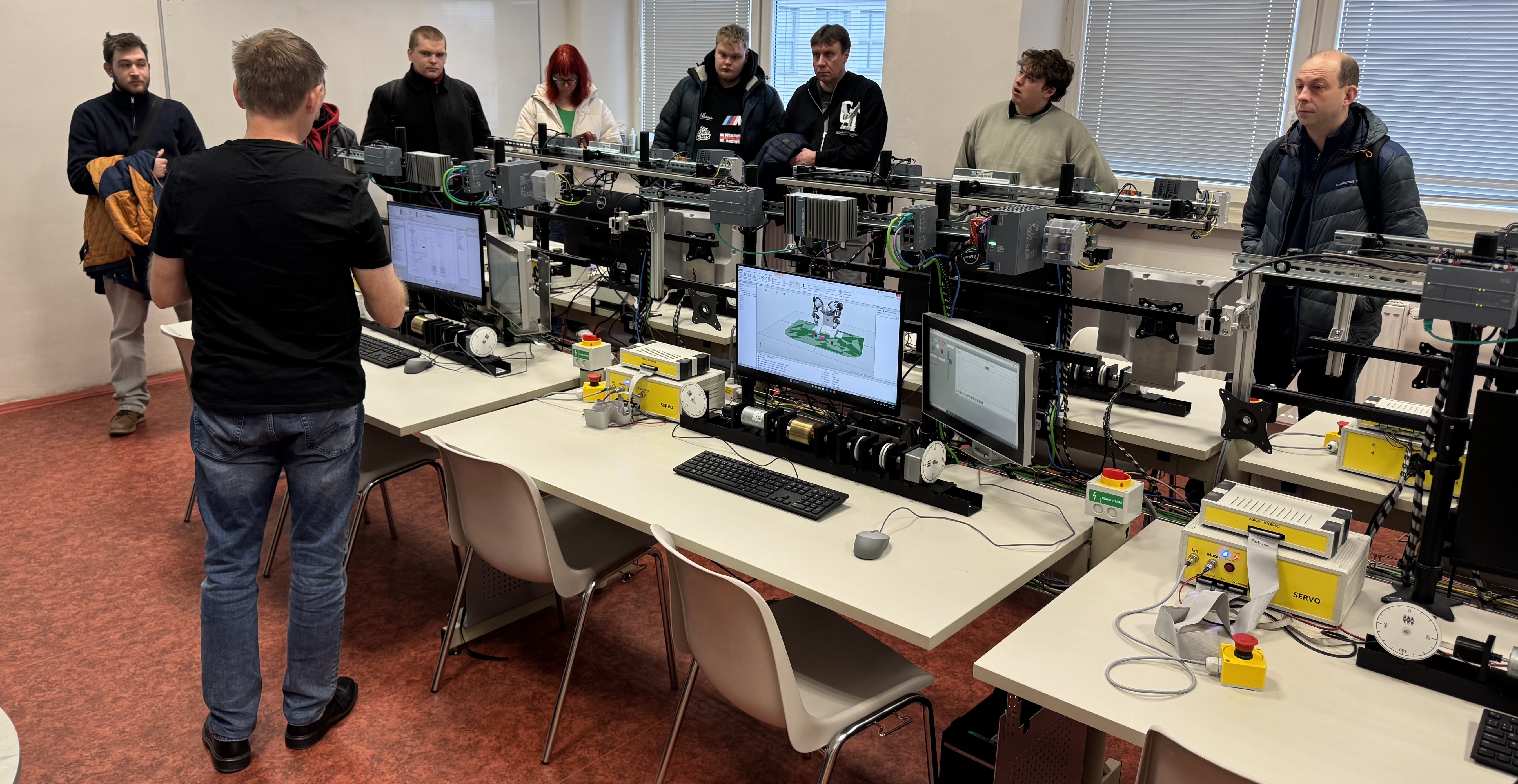 Návštěvníci DOD v laboratoři PL404