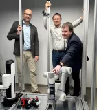 Prof. Doležel, doc. Kopecký a dr. Štursa v laboratoři robotiky