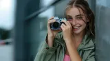 portrait-young-person-holding-camera-device-world-photography-day-1b-kopie140660.jpg